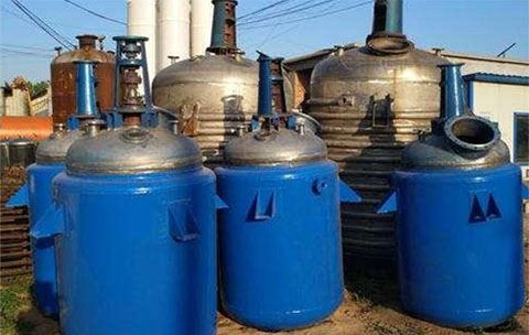 Sistema de neteja automàtic d'aigua a alta pressió per a reactors